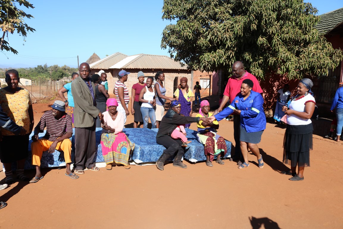 TZANEEN Villagers receive 100 beds from local business Letaba Herald